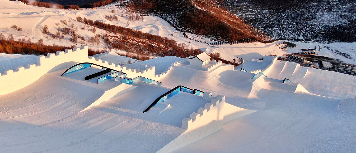 Vogelperspektive Slopestyle Parcours in Abendröte