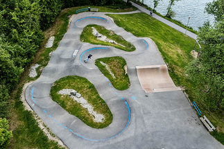 Luftbild des Pumptracks mit Scooterloop neben Gewässer