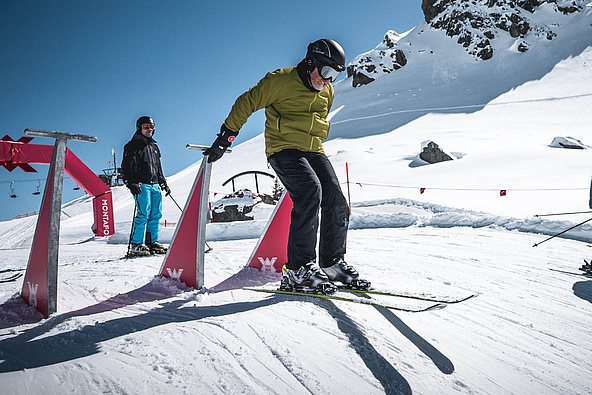 Skifahrer drückt sich von Startgate weg im Freeride Cross Montafon