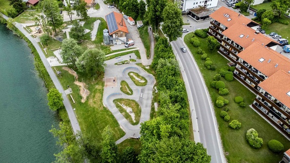 Weitwinkel-Luftaufnahme: Pumptrack Wackersberg eingebettet in Park und Wohngebiet