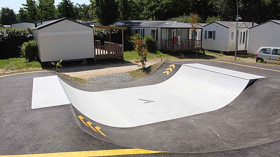 Pumptrack Fouesnant mit Minirampe und Palmen