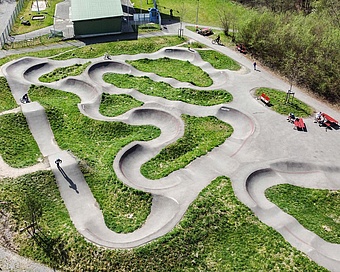 Luftaufnahme des Pumptracks im Engelhaldepark Kempten neben der Kletterhalle
