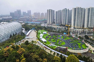 [Translate to Französisch:] Large pump track in front of skyscrapers in Guiyang China