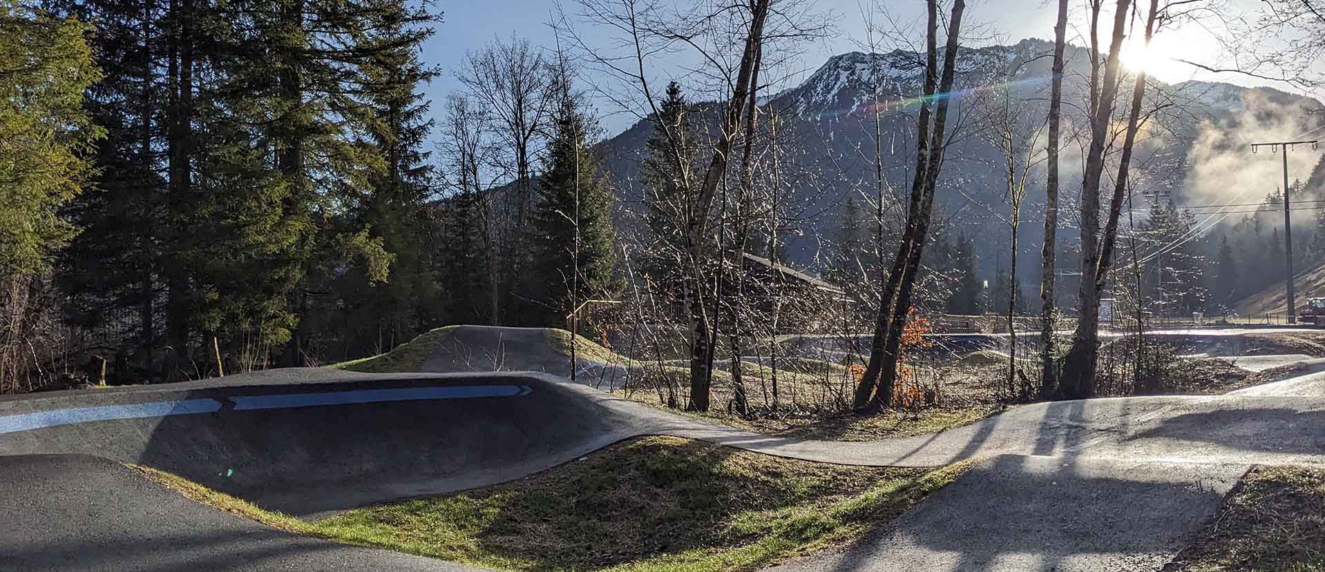 Pumptrack Bad Hindelang in sonniger Berglandschaft