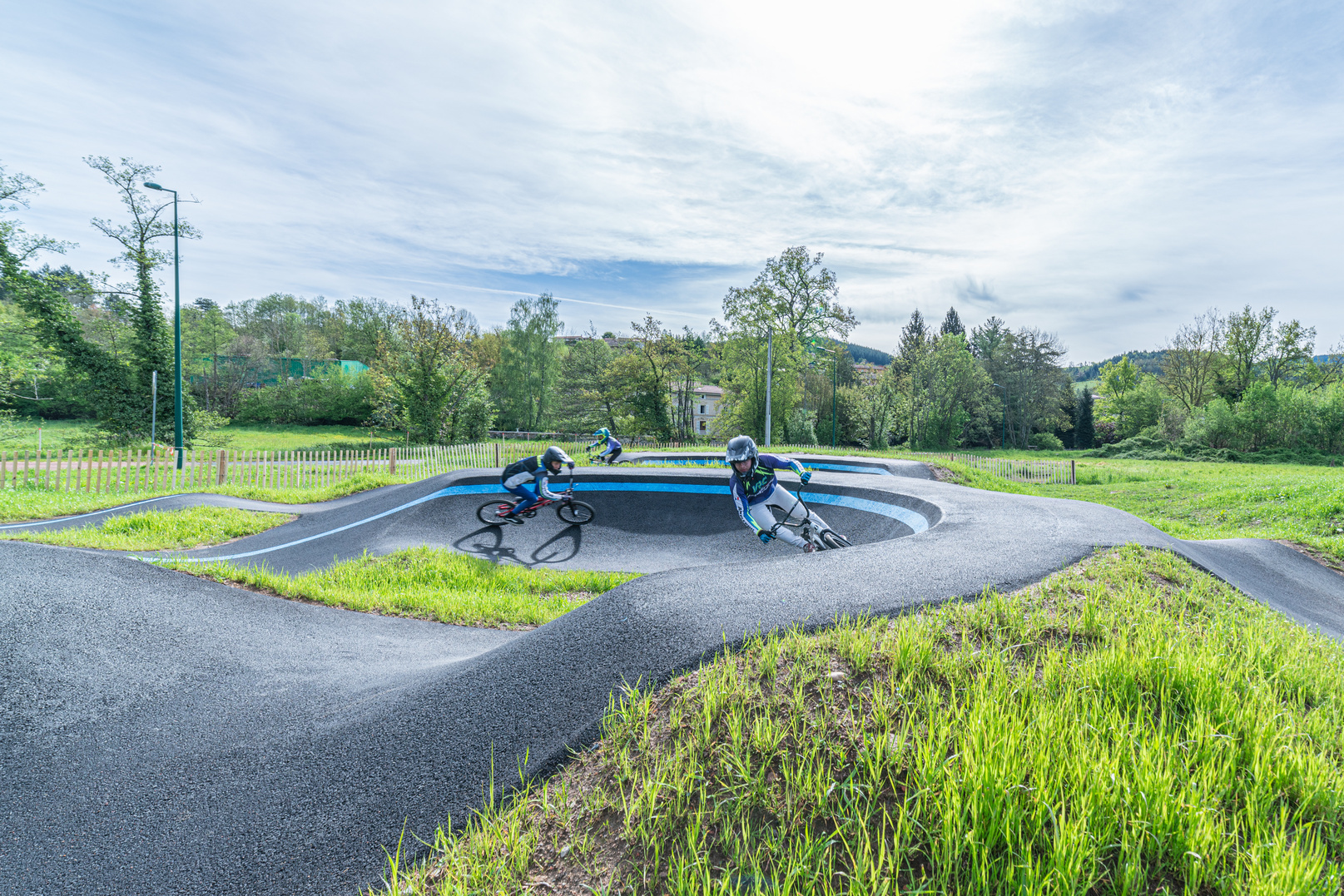 Deux cyclistes dans un virage sont sur la piste de pumptrack