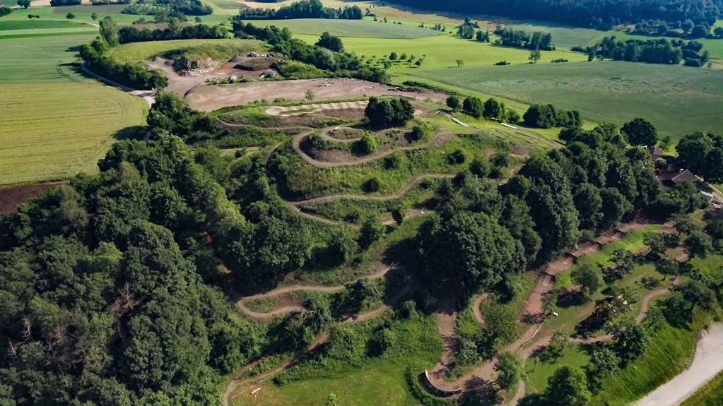 Übersicht des Bikeparks Herrieden mit Trails durch bewaldetes Gebiet