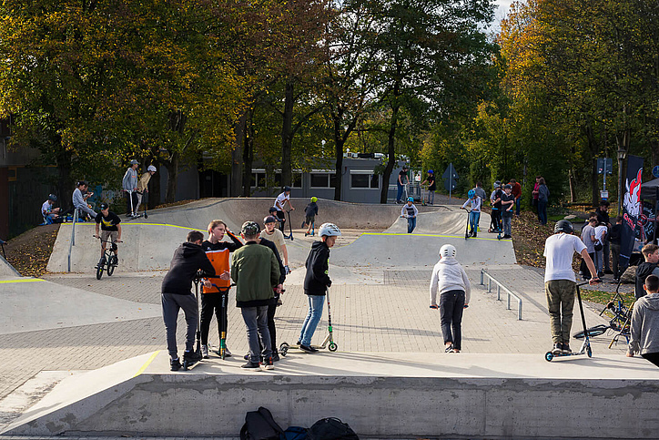 Many children and teenagers in skate park Hennef