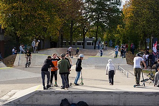 Many children and teenagers in skate park Hennef