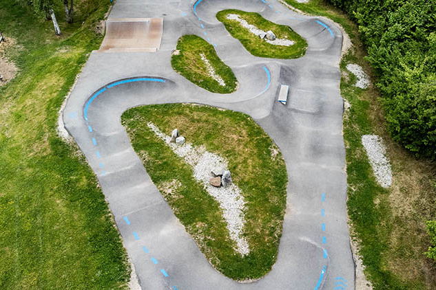Detailreiches Luftbild der Linien am Pumptrack Wackersberg mit Inseln und Hindernissen
