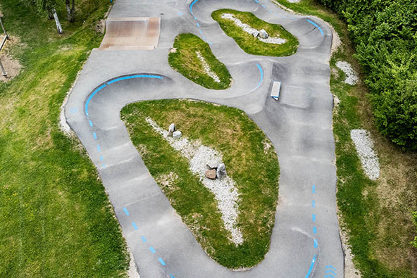 Detailreiches Luftbild der Linien am Pumptrack Wackersberg mit Inseln und Hindernissen