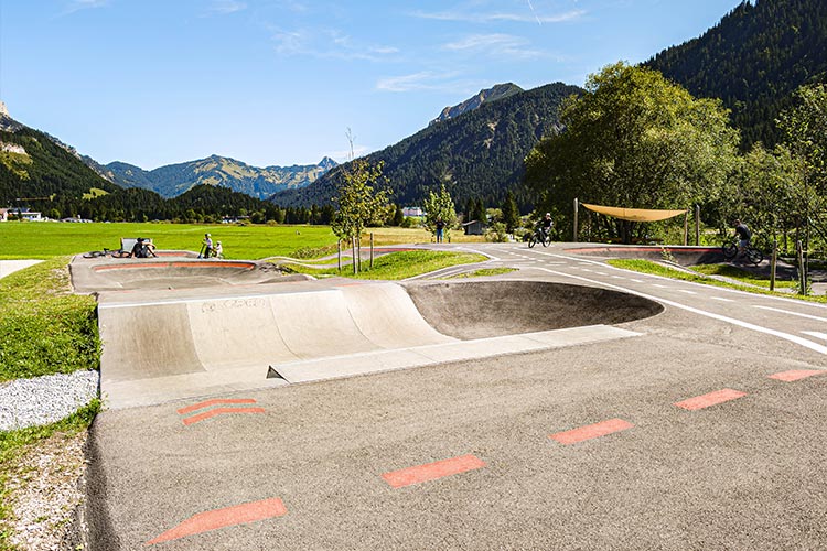 Pumptrack mit Scooterloop vor Bergpanorama bei schönem Wetter